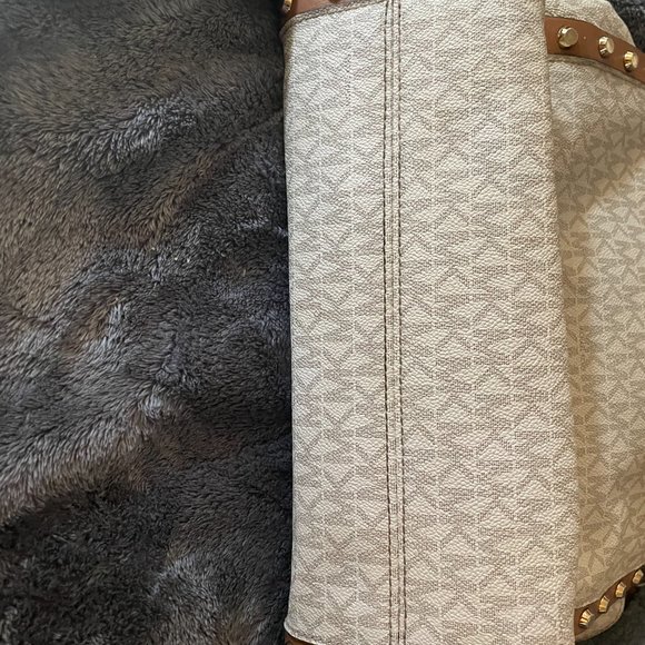 ♥ Michael Kors Genuine Leather Studded Logo Shoulder Bag ♥ - Picture 4 of 4